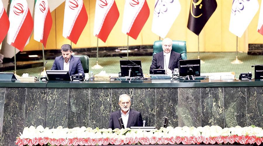 فيديو| بزشكيان يؤدي اليمين الدستورية تاسع رئيس لإيران