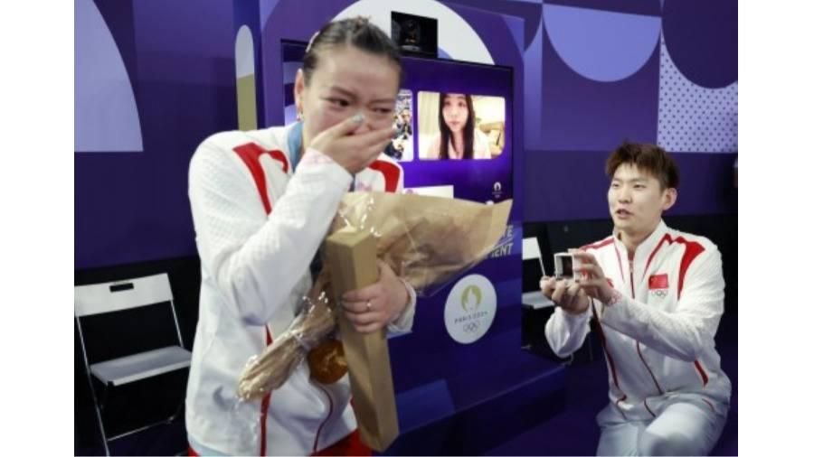 لاعب يفاجئ زميلته بعرض زواج في أولمبياد باريس