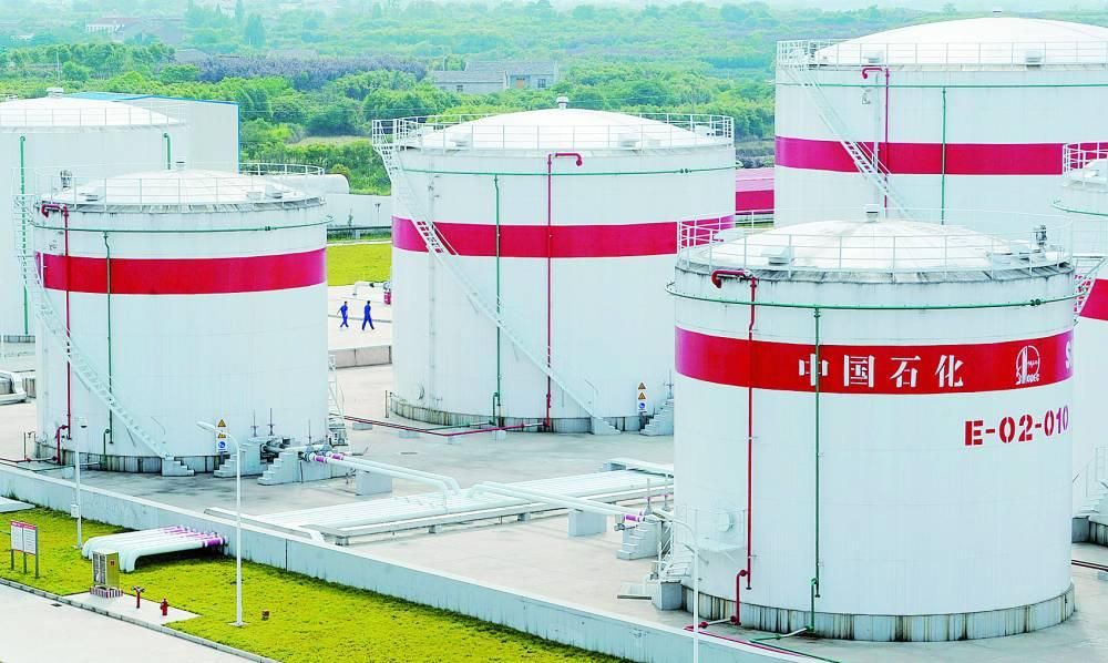 النفط يهبط إلى أدنى مستوى في 8 أشهر بعد بيانات الوظائف الأمريكية