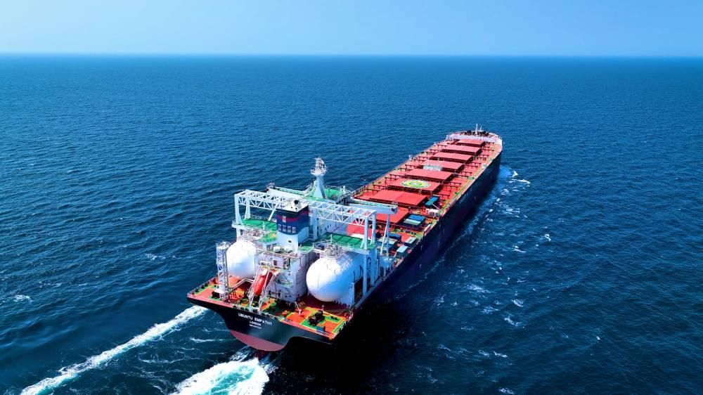 «الإمارات للألمنيوم» تنقل أول شحنة بوكسيت على متن سفينة تعمل بالغاز المُسال