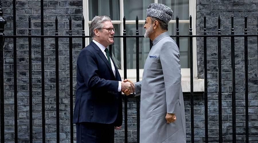 سلطان عمان ورئيس وزراء بريطانيا يبحثان المستجدات الإقليمية والدولية