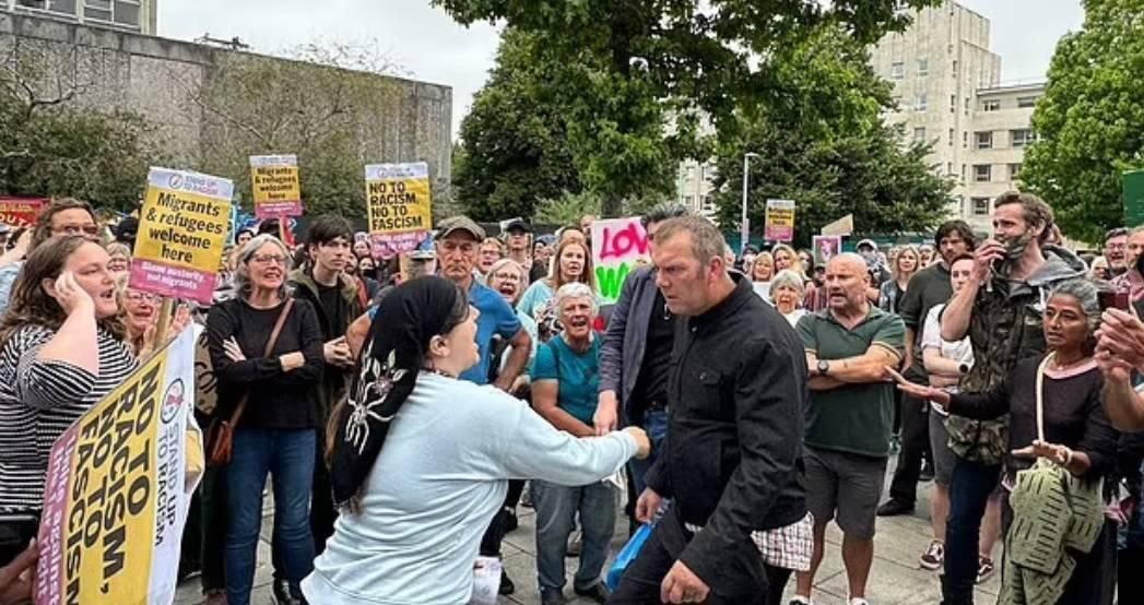 مواجهات أهلية في بريطانيا.. وحرب كلامية بين ماسك وحكومة ستارمر