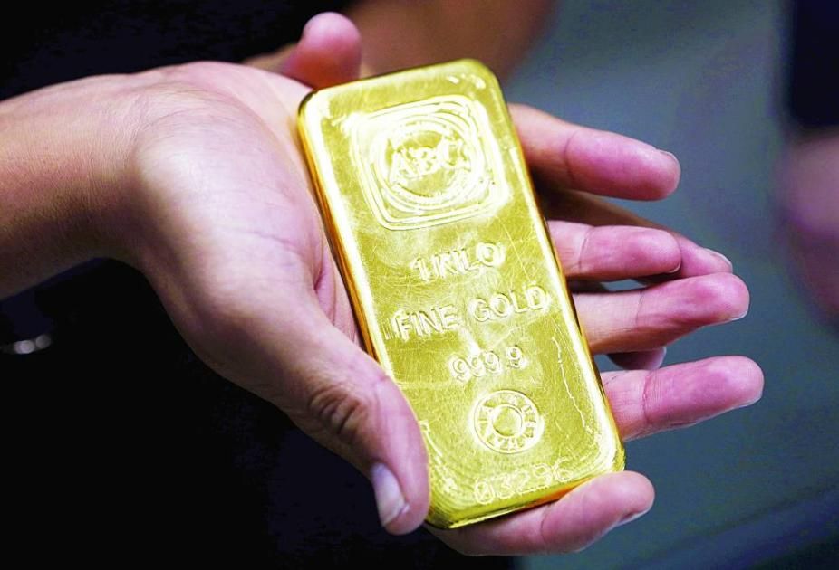 خفض الفائدة والمخاوف الجيوسياسية تعيد الذهب فوق 2400 دولار