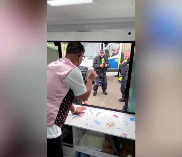 بائع مسلم يوزع منتجاته مجاناً على الشرطة البريطانية بعد أعمال شغب