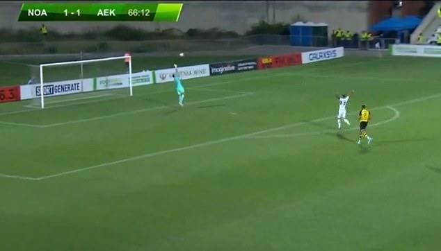 شباك حارس برنتفورد السابق تهتز بهدف حارس مرمى