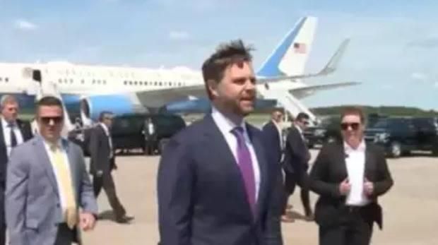 الصدفة تجمع هاريس وفانس في المطار وسط تبادل التعليقات الساخرة