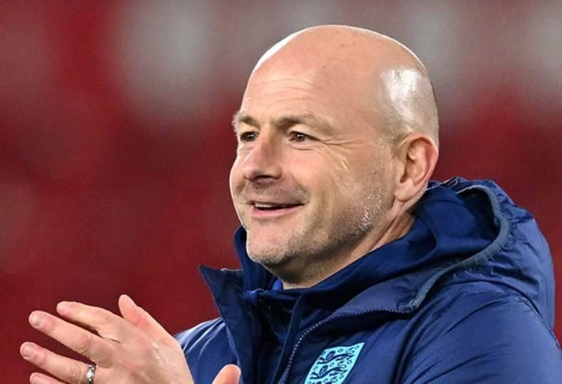 لي كارسلي يتولى تدريب منتخب إنجلترا مؤقتاً