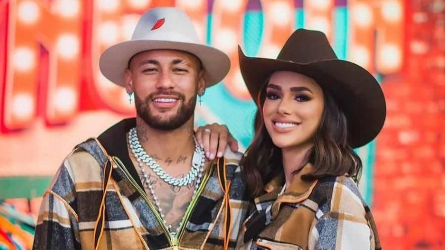 عارضة أزياء تطالب نيمار بإجراء فحص إثبات أبوة لطفلتها