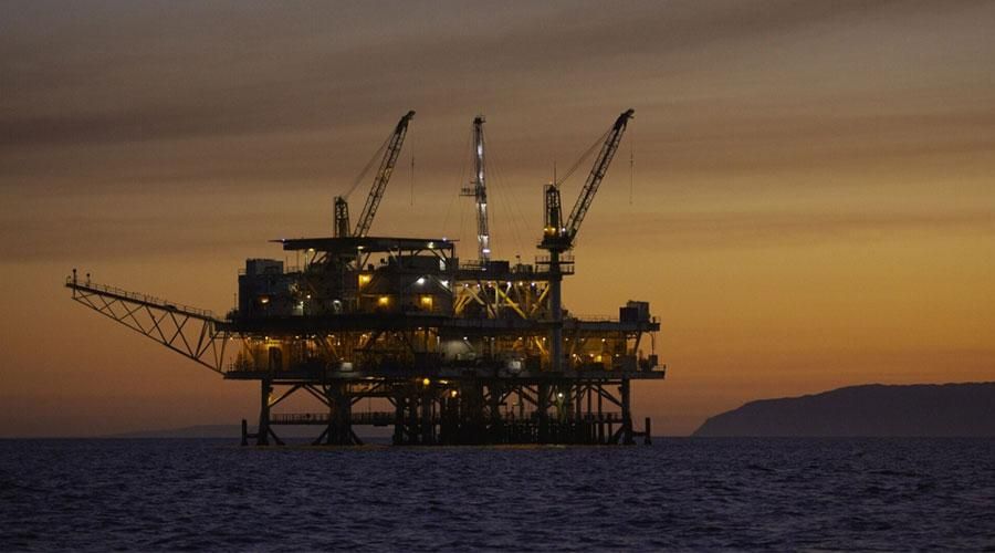 النفط يقفز 4% وسط تصاعد مخاوف الصراع في الشرق الأوسط