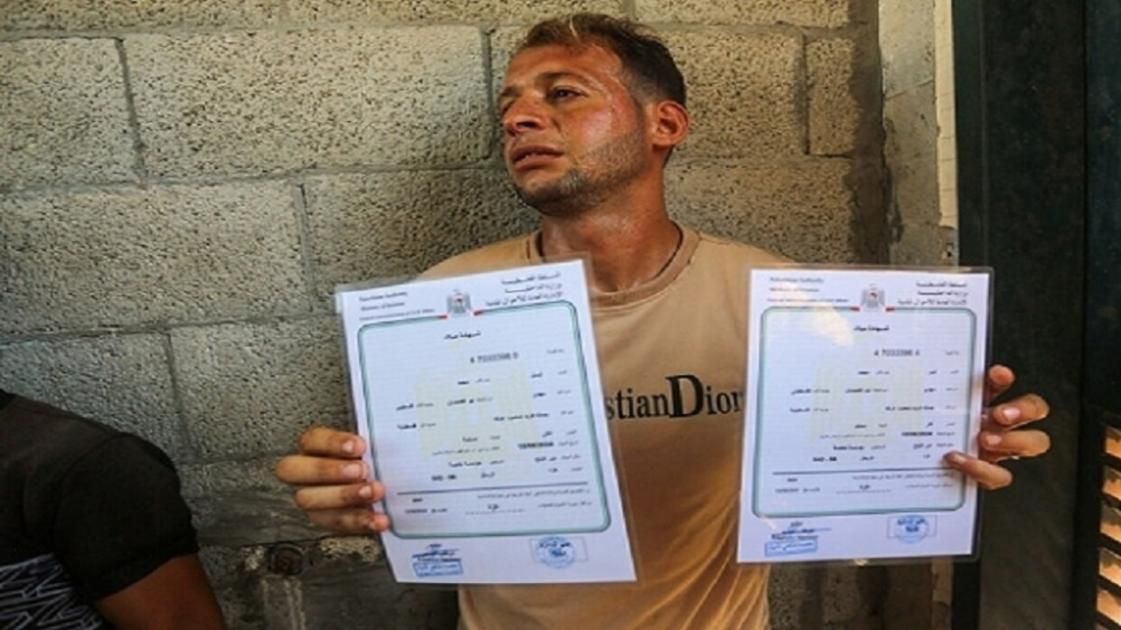 فيديو | مأساة جديدة في غزة.. ذهب لتسلم شهادتي ميلاد توأميه فقتلتهما إسرائيل في مهدهما