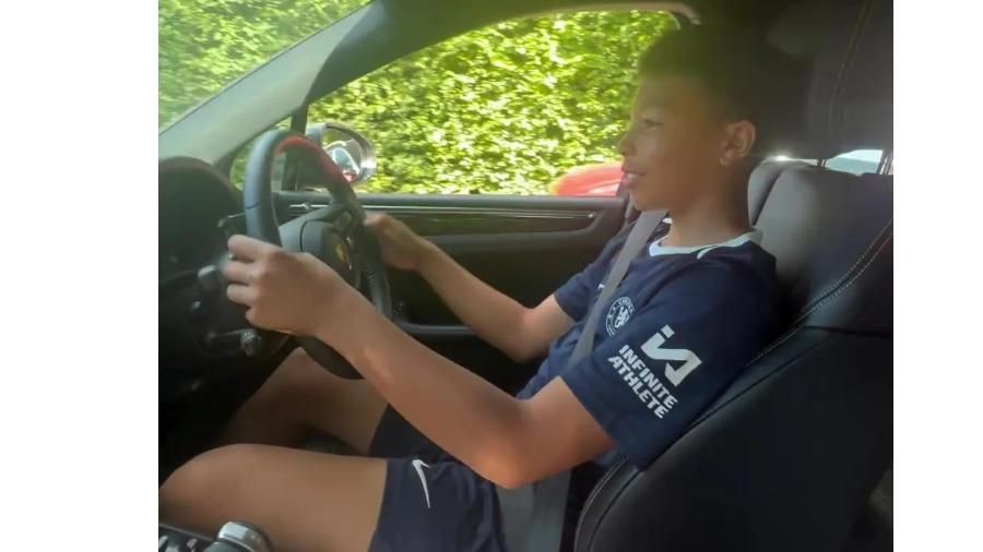 ابن تياغو سيلفا يقود بورشه بسن الـ13