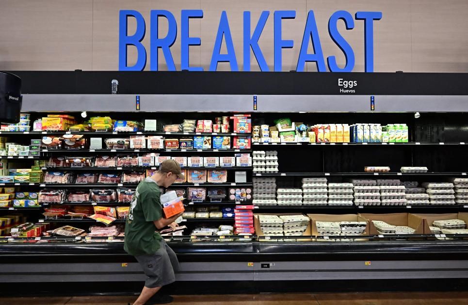 معنويات المستهلكين الأمريكيين في أغسطس أقوى من المتوقع