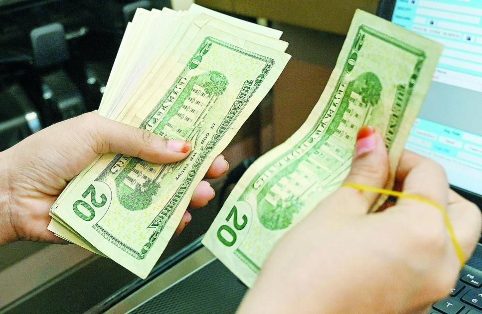 الدولار يتماسك بعد تهدئة بيانات أمريكية لمخاوف الركود