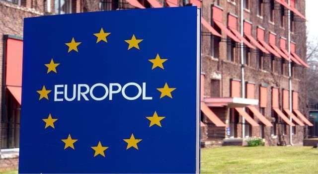 القبض على شخص متورط بـ27% من الأموال المزورة في أوروبا