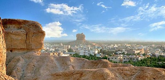 كم يبلغ عدد سكان الإحساء؟ ولمَ سُميت بهذا الاسم؟