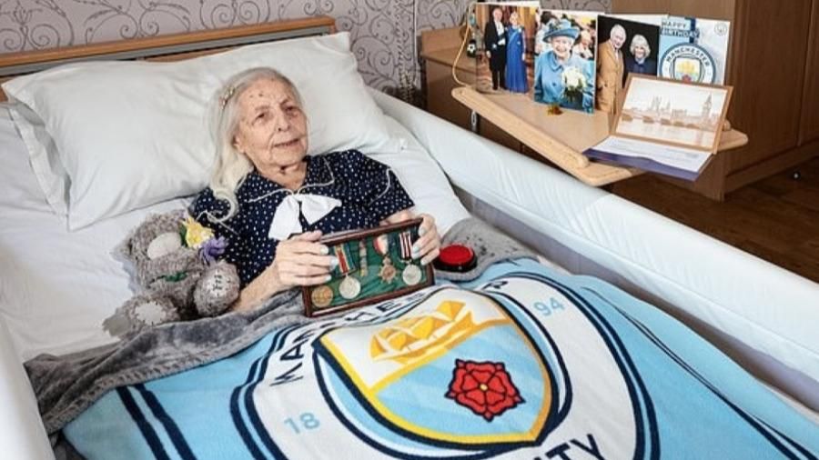 أكبر معمّرة بريطانية تحتفل بعيد ميلادها الـ106 بشعار سيتي