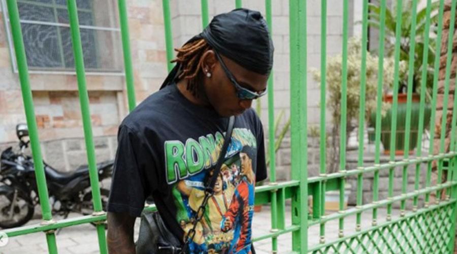 صورة لياو بقميص رونالدينيو تشجع برشلونة على ضمه