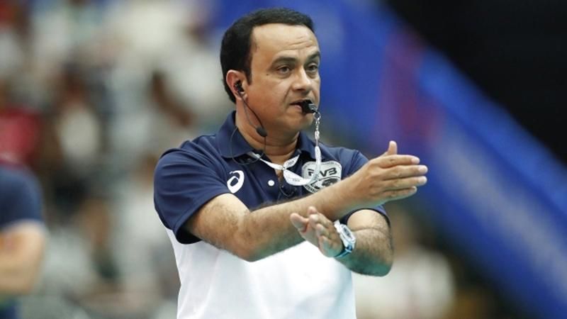 الروسي يعتزل تحكيم الطائرة