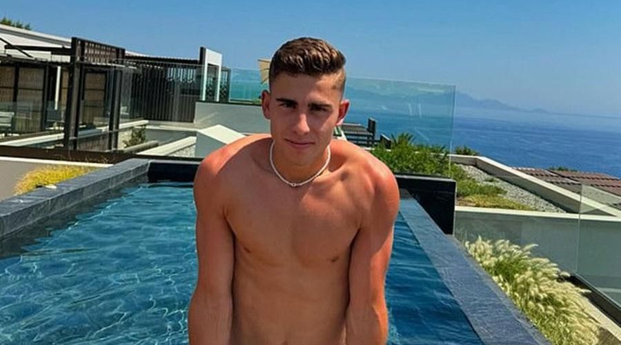 زملاء فيرمين لوبيز يسخرون منه بسبب فتاة