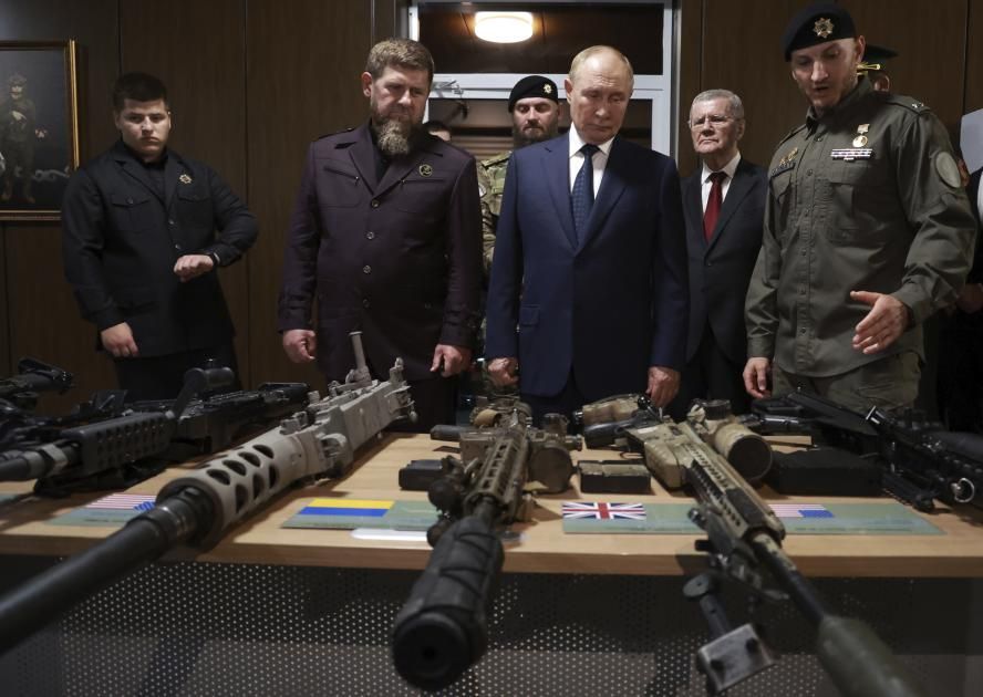 في زيارة مفاجئة للشيشان.. بوتين يتفقد قوات تستعد لمحاربة أوكرانيا