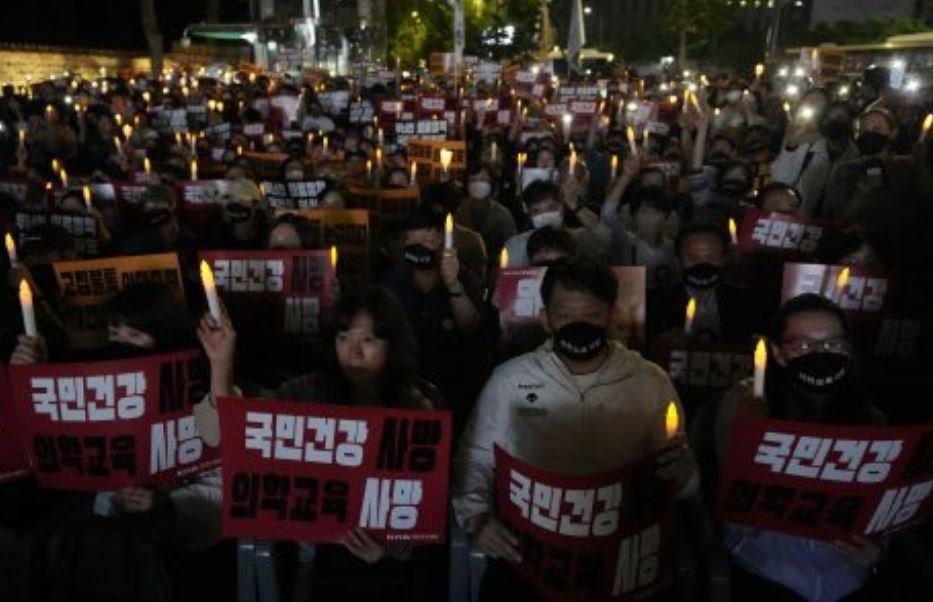 تحذيرات من ارتفاع إصابات «كوفيد-19» في كوريا الجنوبية وسط إضراب الأطباء