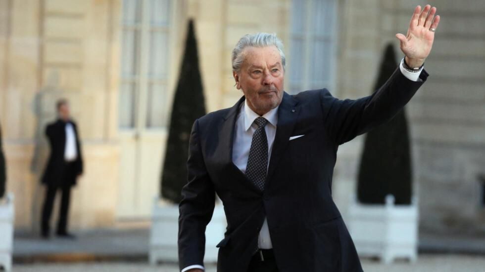 فرنسا تودع آلان ديلون إلى مثواه الأخير