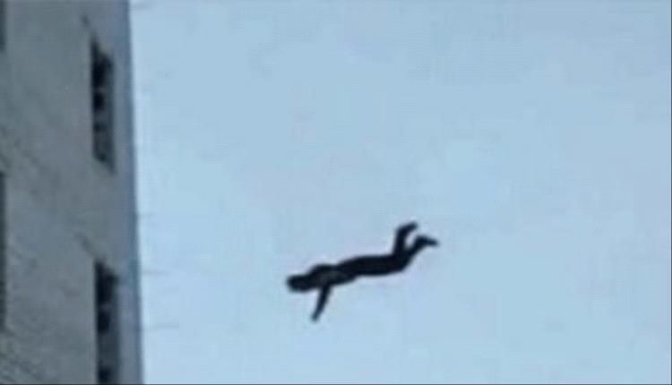 رجل يلقي بنفسه من الطابق التاسع هرباً من الشرطة!