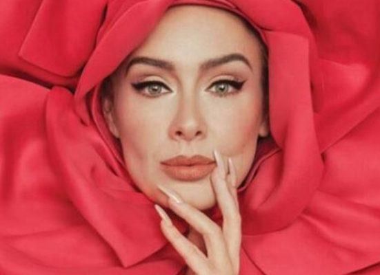 بالفيديو: أديل بتصرف مثير للجدل على المسرح..هكذا غنّت