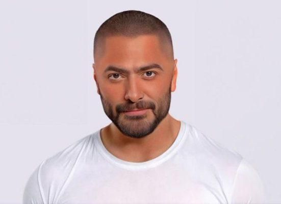 بالفيديو: تامر حسني يفاجئ متابعة بيوم زفافها..وهكذا كانت ردّة فعلها