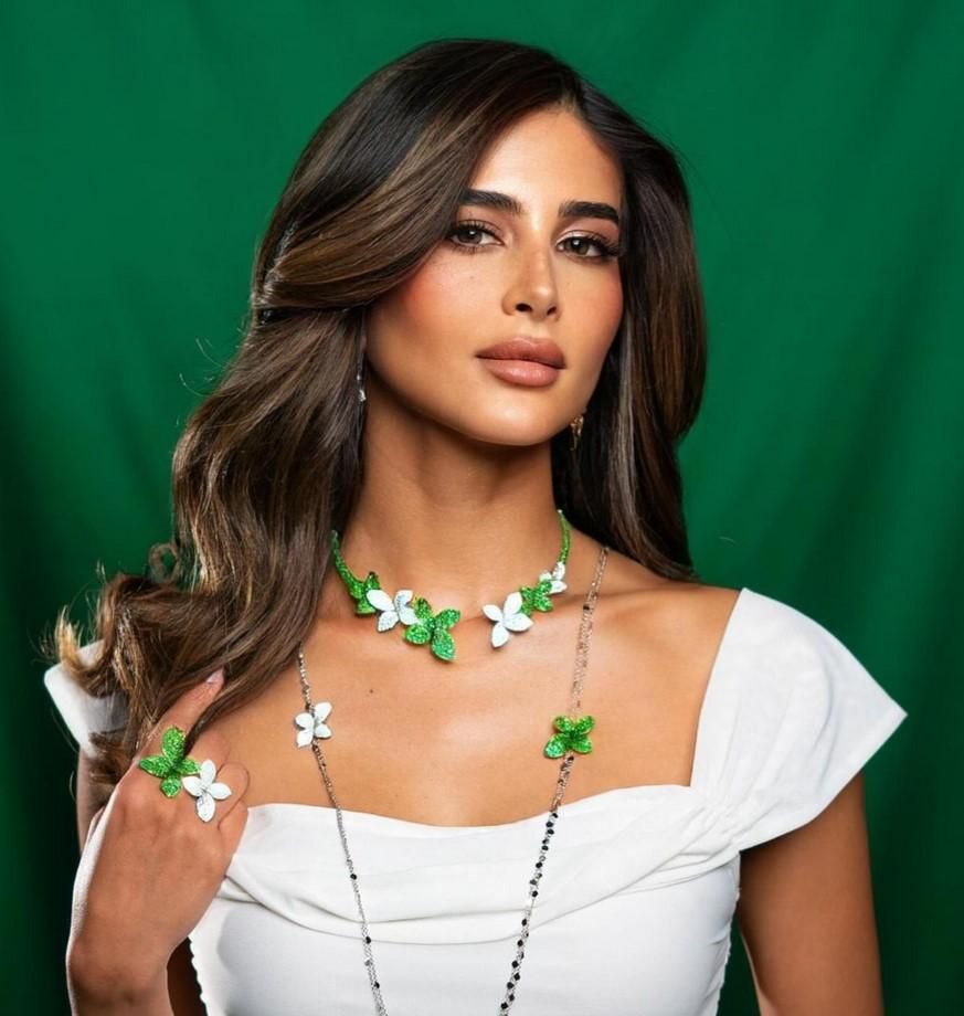 بالفيديو: أطل وهو يُعانقها بانسجام واضح.. عمرو دياب يُثير الجدل برفقة طبيبة سعودية بغاية الجمال من هي؟