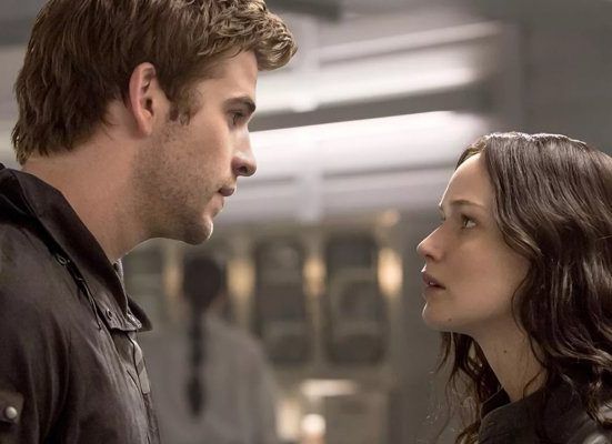 جينيفر لورنس تتناول الثوم والتونا قبل مشاهد القبل…وهذه ردة فعل زميلها ليام همسورث