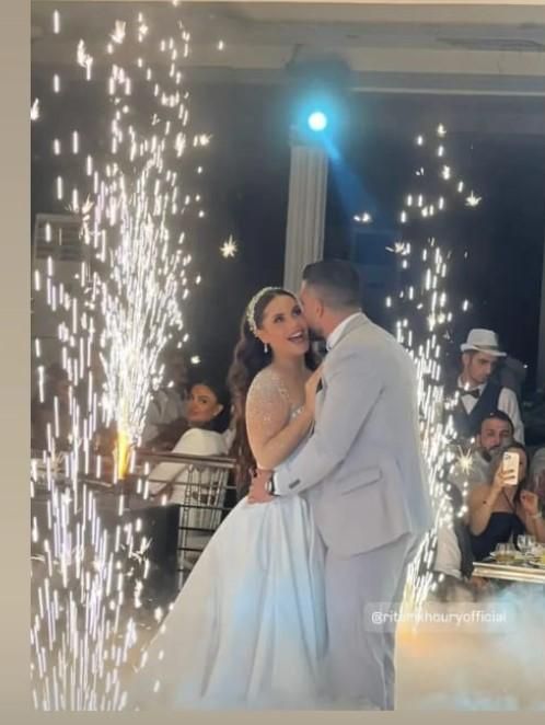 بالصور: يعمل معها في المحطة.. مذيعة الـ OTV تدخل القفص الذهبي شاهدوا كيف بدت مع عريسها