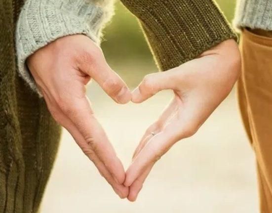 بالصورة: من علاقة صداقة إلى رومانسية.. نجمة تواعد مليونيرًا يكبرها بعشر سنوات