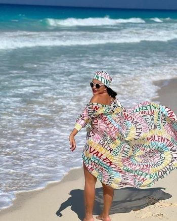 بالصور: جومانا مراد تستمتع بآخر أيام الصيف بملابس البحر