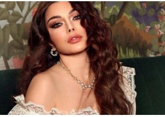 هيفاء وهبي تلهب القلوب بإطلالة جريئة من بركة السباحة