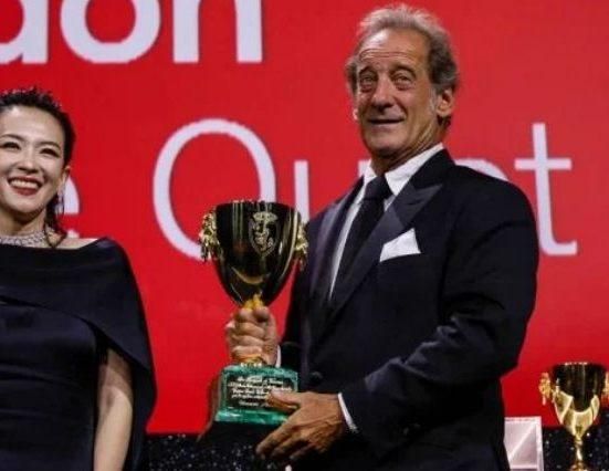 جوائز مهرجان البندقية… أفضل ممثلة تغيب بعد وفاة والدتها