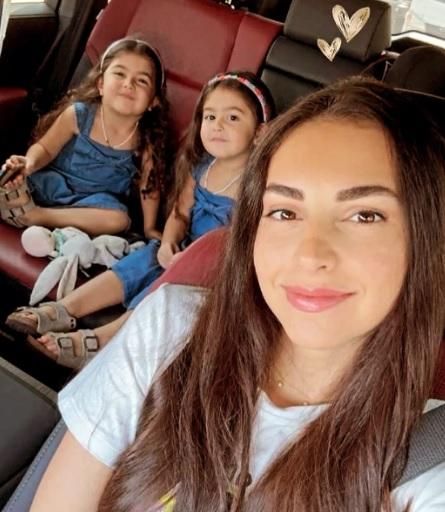 صورة جديدة لفاليري أبو شقرا مع إبنتيها ياسمين وقمر… شاهدوها