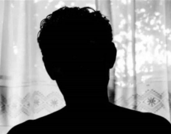 على متن إحدى الطائرات.. فنان شهير في ظهور نادر برفقة ابنته والجمهور يتفاعل (صورة)