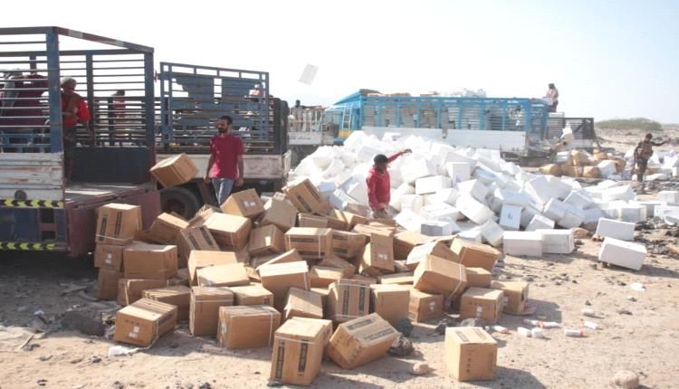 عدن.. إتلاف 3828 علبة عصير بودرة مخالفة للمواصفات