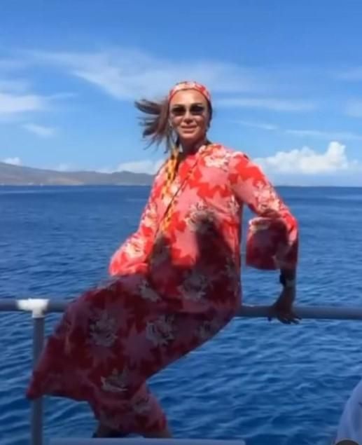 بالصور: أطلت على متن يخت.. زوجة عاصي الحلاني تستمتع بآخر أيام الصيف في اليونان
