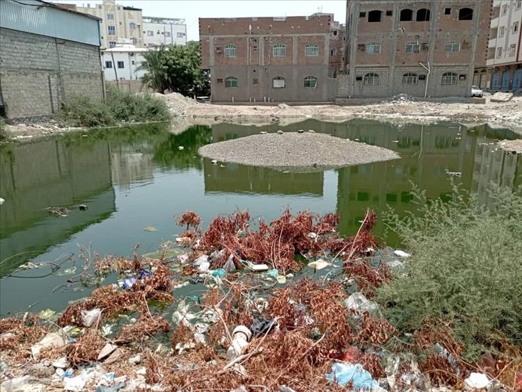 سكان حي بمنصورة عدن تحت حصار بحيرات مجاري الصرف الصحي