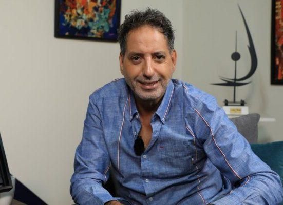 بالفيديو: أمير يزبك يخضع لعمليتين جراحيتين ويغني للطبيب في غرفة العمليات