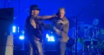 بالصور: شجار وتدافع بين مغني وعازف غيتار خلال عرض مباشر .. إليكم التفاصيل