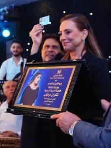 “دموع الفرح في لحظة تاريخية”.. فنانة سورية تنضم رسمياً لنقابة الفنانين (صورة)