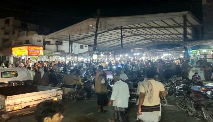 اتفرج لهفة الموالعة.. ظاهرة الانتظار اليومي لجرعة القات في الحوطة