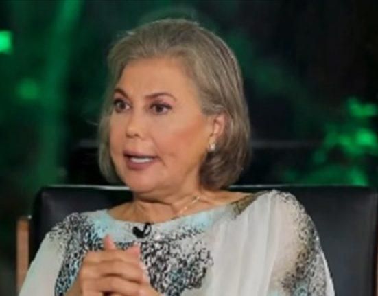 ممثلة معروفة جدّاً تتحدّث عن عائلتها: والدي تزوّح عدّة مرّات و”إمي الرقم 12″ وكانت تصغره بـ50 عاماً