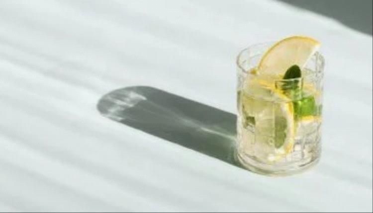 يخفض ضغط وسكر الدم ويذيب الحصوات.. فوائد تناول هذا المشروب