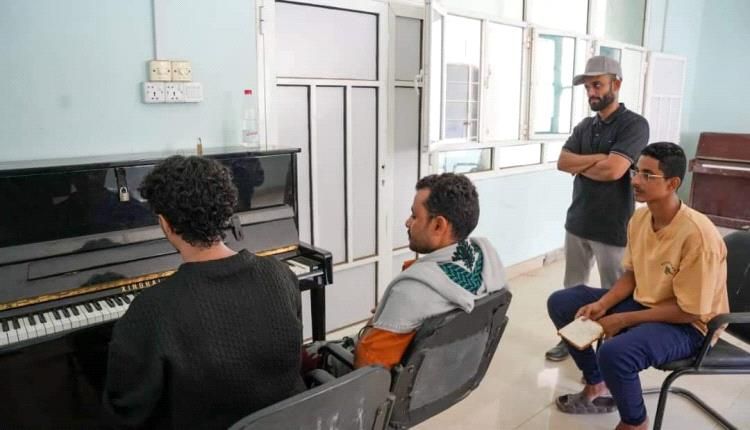 السلطة المحلية بمديرية صيرة تزود معهد جميل غانم منظومة طاقة شمسية متكاملة