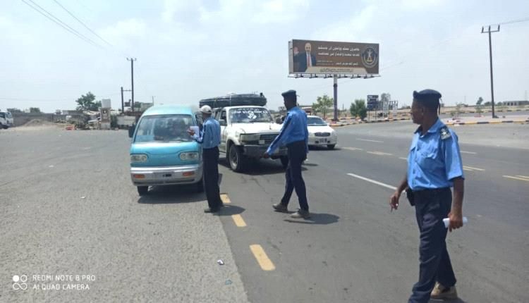 لحج.. حملة مرورية لإزالة العواكس من السيارات