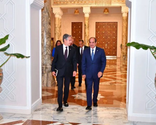 "ناقشا مفاوضات غزة".. تفاصيل لقاء السيسي ووزير الخارجية الأميركي - موقع الخليج الان